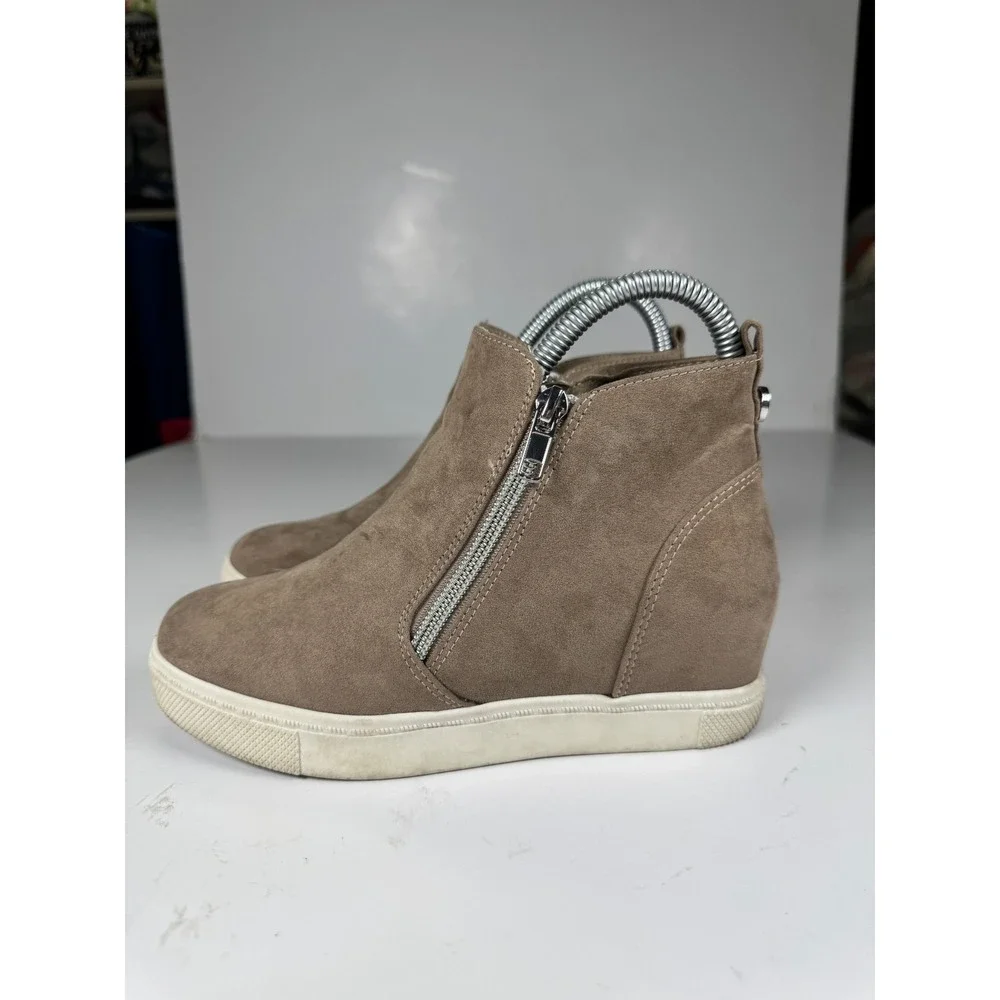 Steve Madden‎ Wedgie Girls 4 M Sneakers Taupe Suede Round Toe Side Zip Shoes
